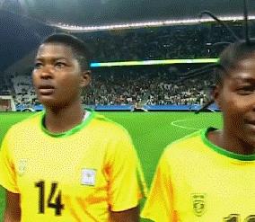 想拥有非洲最时尚的发型，有这坨牛粪就够了！