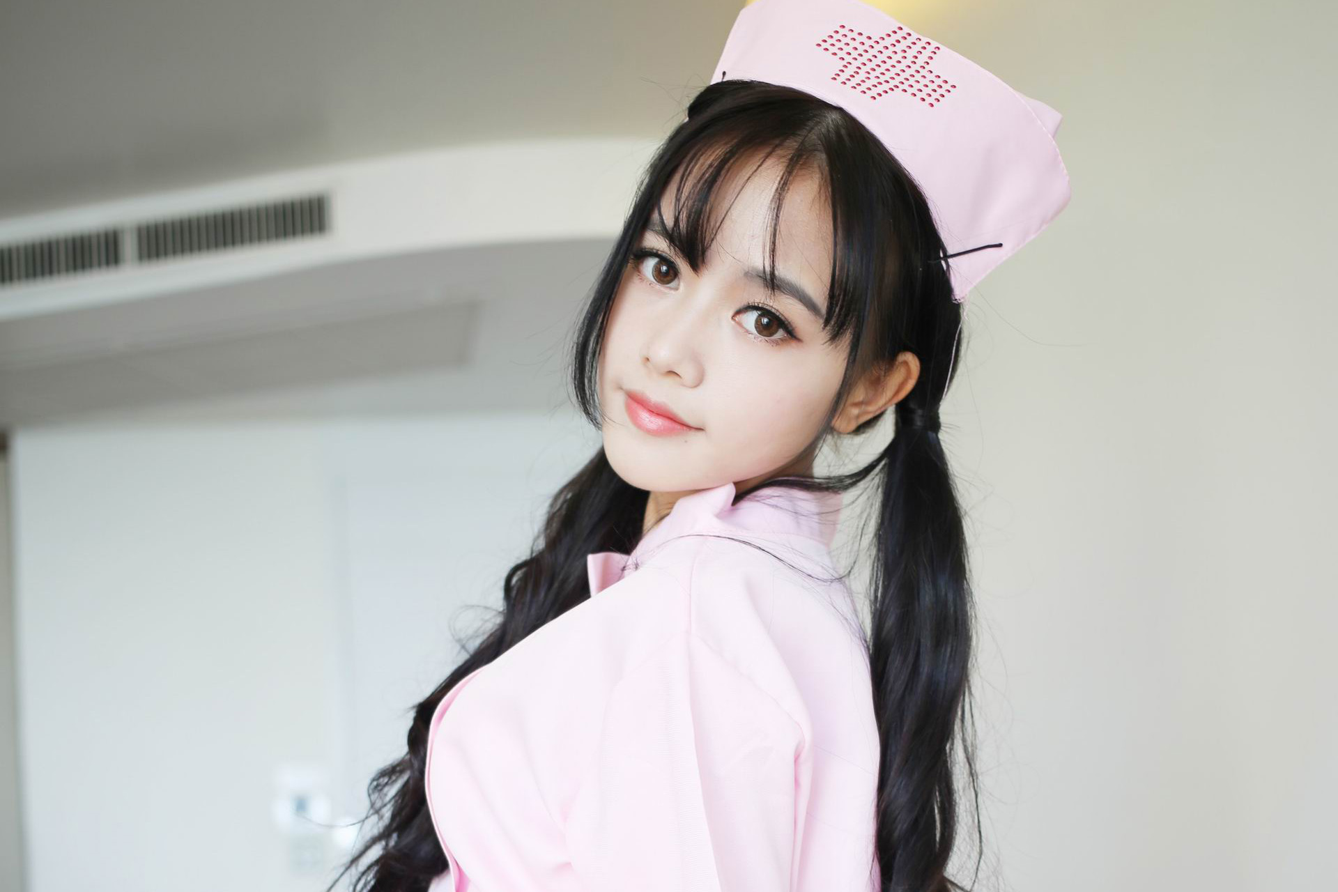 总裁在上班的第一天和女职员拉扯，还在大庭广众下打了她屁股11