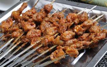 夏天晚上吃烧烤喝啤酒有危害么,深夜吃烧烤喝啤酒的危害