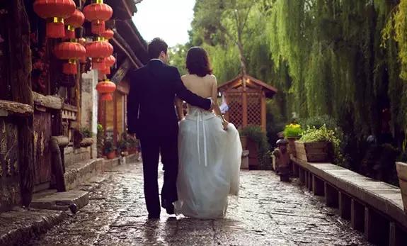 云南旅拍婚纱照推荐哪家最好,云南丽江拍婚纱照一套多少钱
