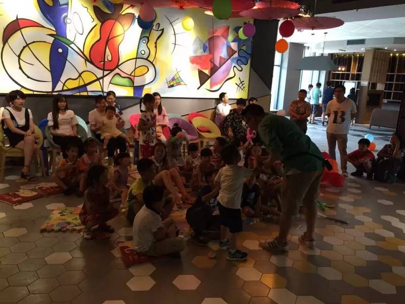 凯文叔叔带他的绘本互动魔术剧《点点点》来苏州天才宝贝啦！