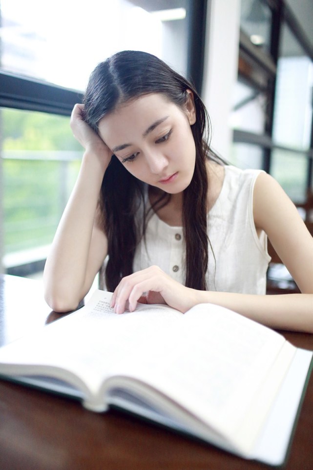 新疆姑娘认为迪丽热巴和娜扎谁美,娜扎和迪丽热巴是同一个地方的人