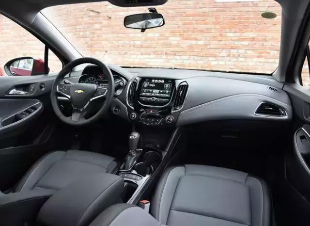 福克斯和科鲁兹哪个品牌质量好些,两厢经典福克斯和科鲁兹测试