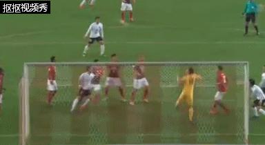 足球中不可思议的门将,足球门将手上涂的是什么