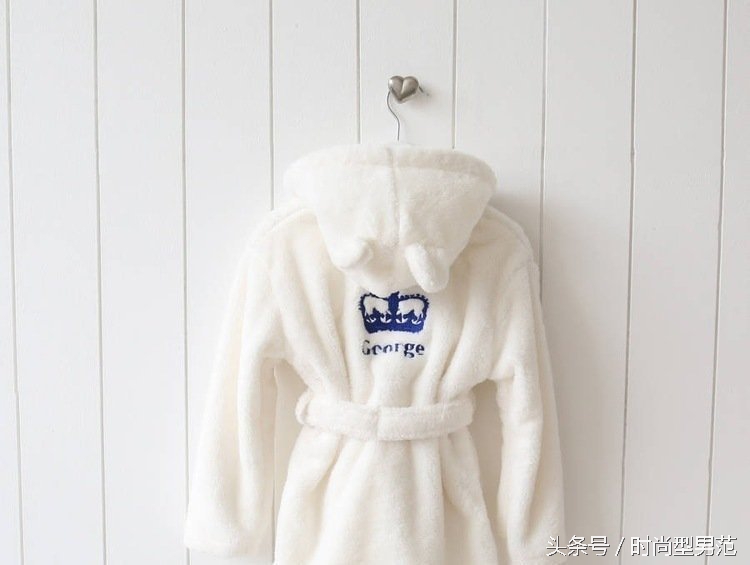 跟着英国皇室的乔治王子学！你家的宝贝也能穿成王子与公主