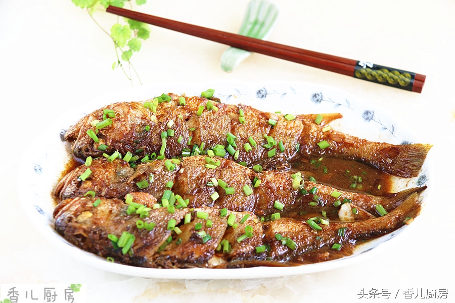 煎鱼掉皮怎么继续做红烧鱼,煎鱼怎么不粘锅不掉皮红烧