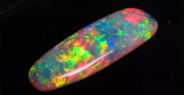 莎士比亚都为之倾倒的宝石，你的珠宝箱里不能没有一颗欧泊！