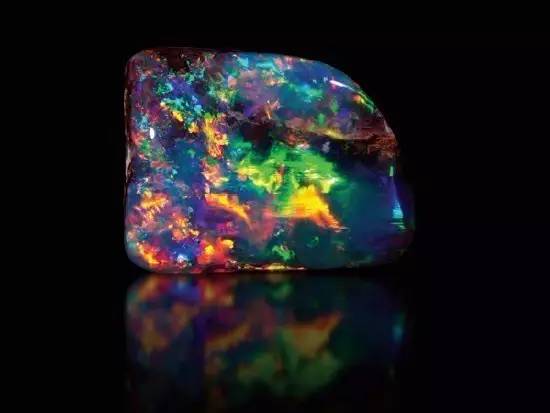 莎士比亚都为之倾倒的宝石，你的珠宝箱里不能没有一颗欧泊！