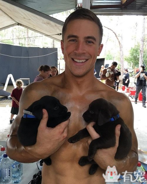 搜救犬看见消防员抱着小奶狗 (消防员训练发现小奶狗)