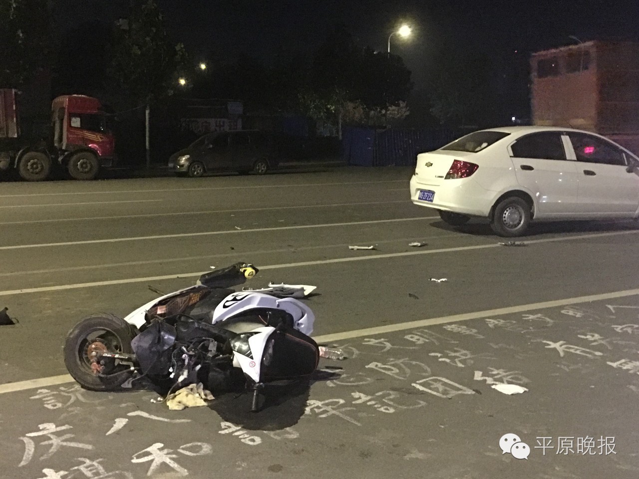 鬼火少年被小轿车撞,淄博鬼火少年撞摩托车