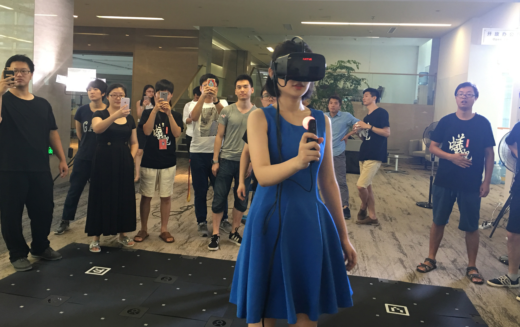 蚁视二代vr和hyperealpano哪个方便,蚁视二代vr头盔评测