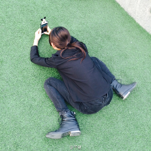 城会玩！开着汽车踢足球，用挖掘机当守门员