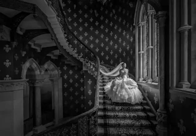 花了一个月工资拍婚纱照值得吗,拍一套婚纱照赚多少钱