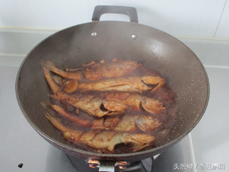 煎鱼掉皮怎么继续做红烧鱼,煎鱼怎么不粘锅不掉皮红烧