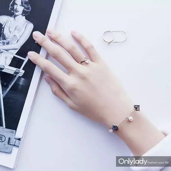 韩剧女主角同款耳坠,韩剧中的珠宝首饰