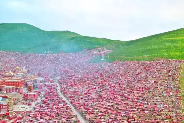 色达红色房子在哪,色达震撼的红房子