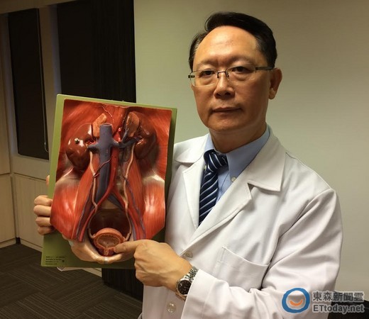 翁尿尿变得细又久　竟是结石把膀胱壁挤成「蜂窝状」