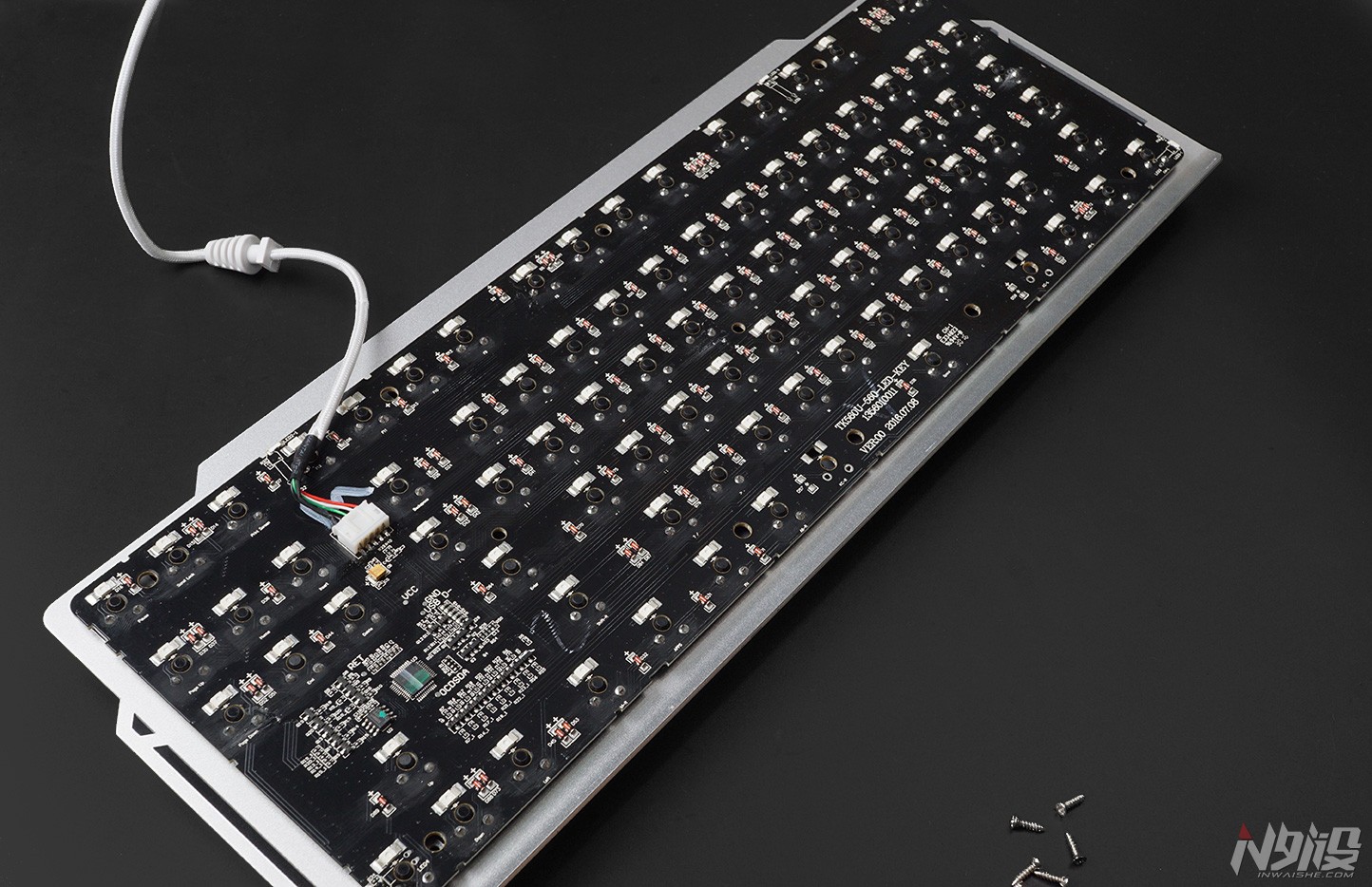 键盘也玩水冷?达尔优水耀EK815机械键盘拆解评测