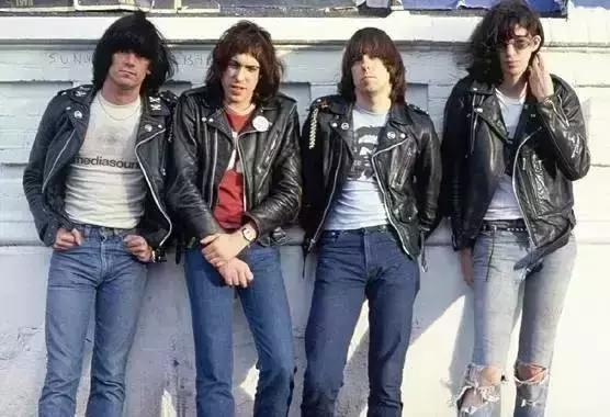 汪峰为啥爱穿皮裤,汪峰为什么钟爱皮裤