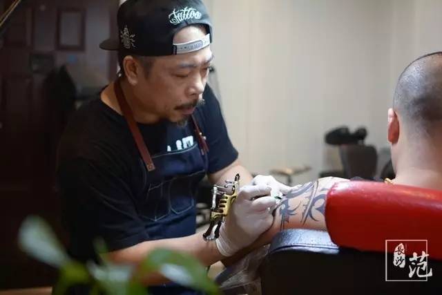 纹身师与绘画艺术,他是纹身师