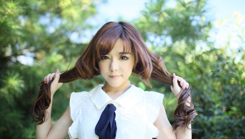 这个被绑住双手的警察,几个头锤把匪徒给活生生撞晕过去10