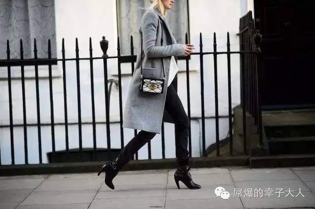 最时髦的人都在背两个包出门,最近都在背网红包包