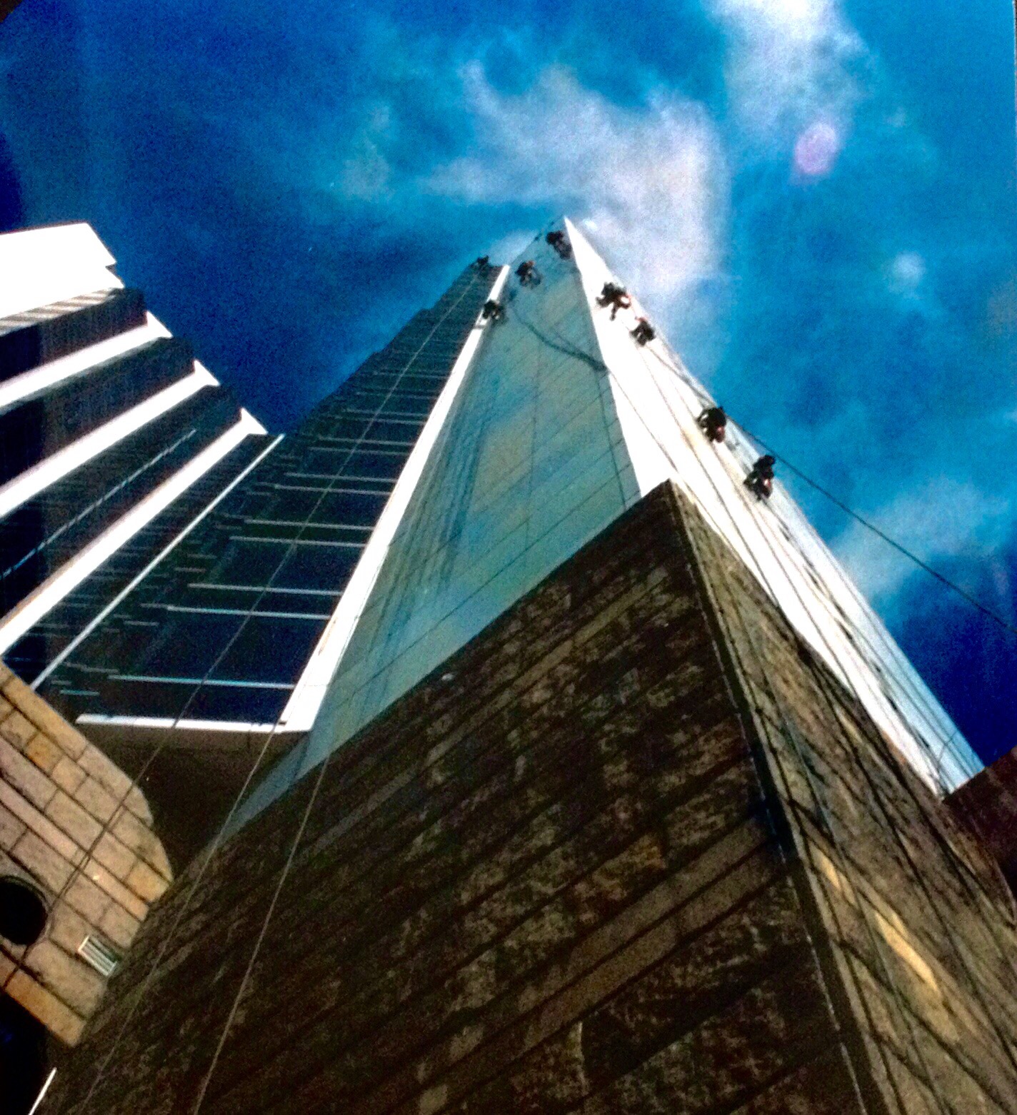 如果关在电梯里该怎么办,如果你被关在电梯怎么办