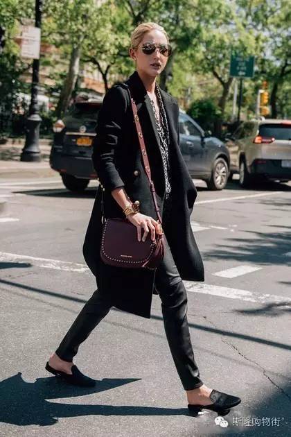 希腊公主背MK街拍任人看,帅劲略输超模