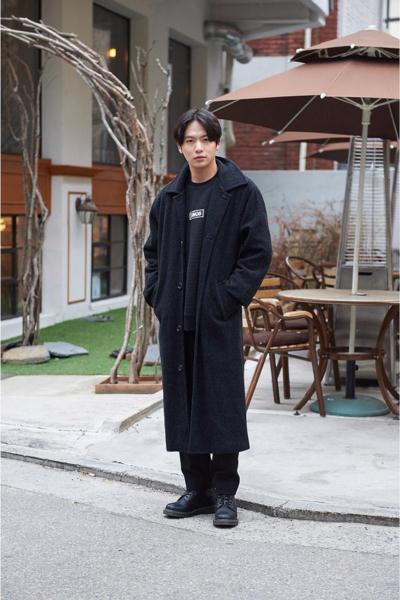 韩国街拍穿搭潮人,2021韩国男士冬季穿搭街拍