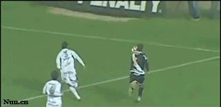 国足足球搞笑gif,足球原地踩单车搞笑gif