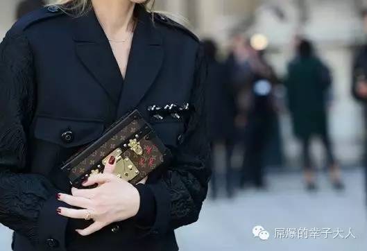 最时髦的人都在背两个包出门,最近都在背网红包包