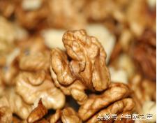 核桃仁和什么吃最有营养,核桃仁生熟的功效作用有何区别