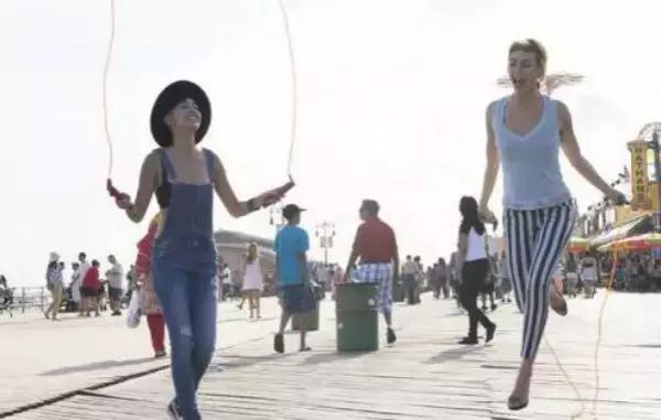 黑人学霸姑娘众筹10万美金为非洲儿童制作发光足球