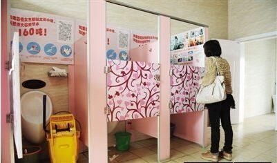 大学女厕所也有男士小便器了吗