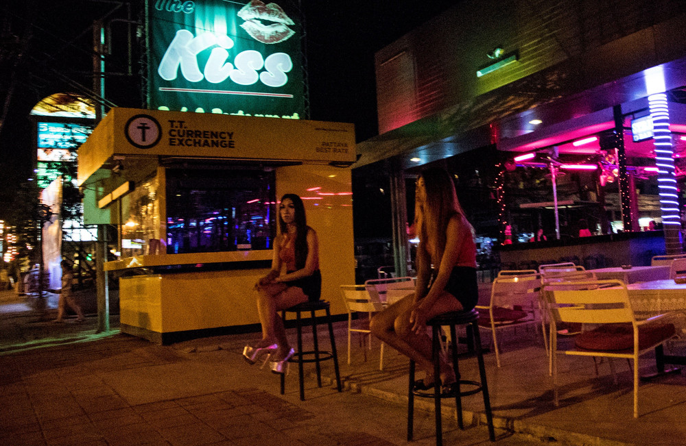 泰国芭提雅站在街头的女妖,泰国芭提雅街头金发女视频