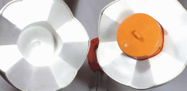 黑人学霸姑娘众筹10万美金为非洲儿童制作发光足球