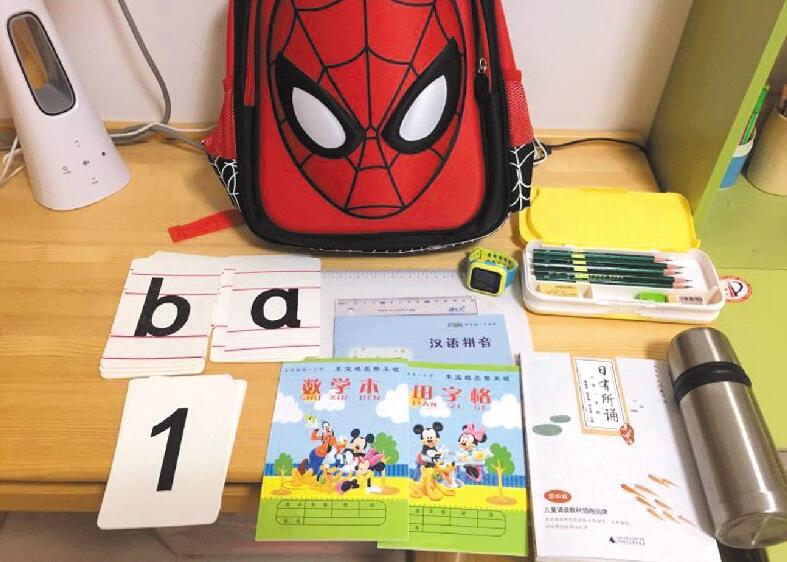 一年级小学生的书包里面有什么,小学一年级书包里都放啥