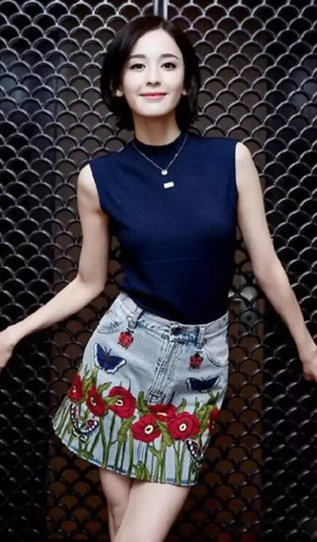 李宇春、蕾哈娜、宋茜她们都在穿这样的牛仔装！