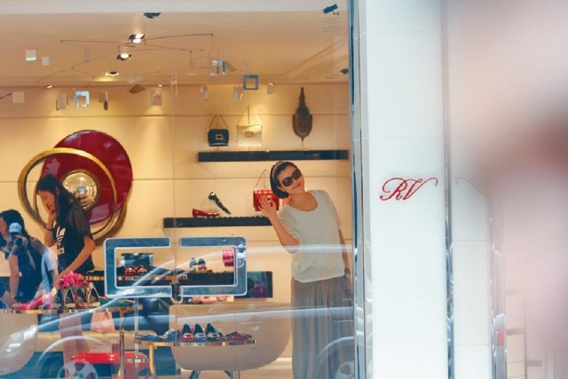 甜心妈陈茵媺三年抱三，幸福星妈好大牺牲，豪华臀现形