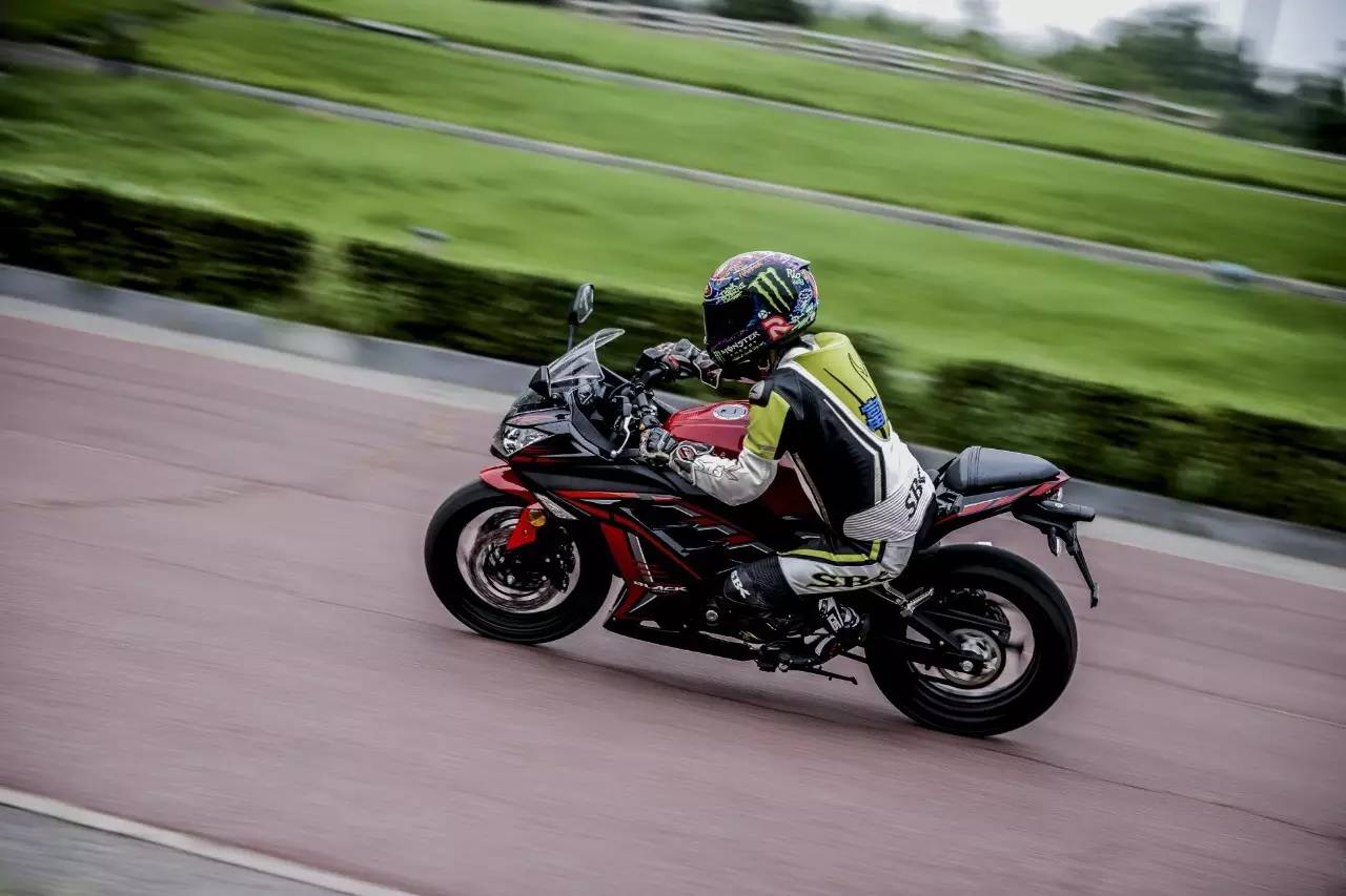 双缸高颜值,国产4缸街车嘉爵