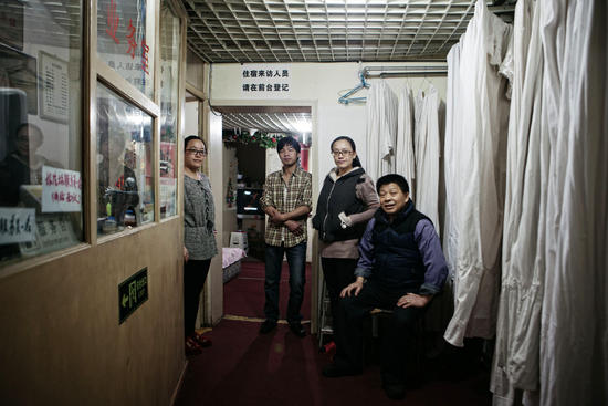 在同一栋建筑的地上和地下，我们拍摄了两个不同的世界