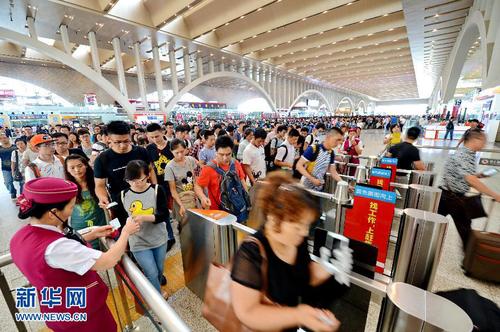 2023铁路暑运发送旅客8亿人次,铁路暑运返程高峰持续