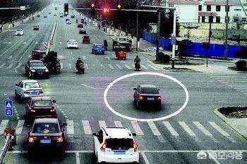 黄灯变红亮了开车过去算闯红灯吗,刚过黄灯变红灯算闯红灯吗