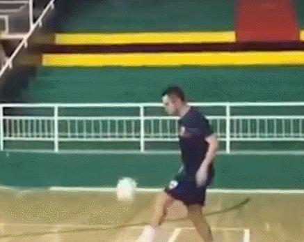 胸部停球的技术动作特点,胸部停球过人