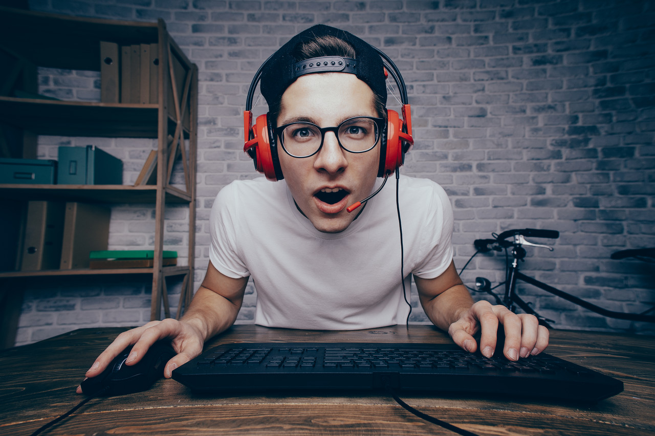 小说：男子要在游戏里大干一番，等他说出营运方式，却被兄弟否定