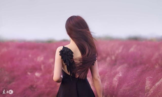 小说：观众怂恿，让当红女主播和小伙比赛，女主播吓得闪烁其词