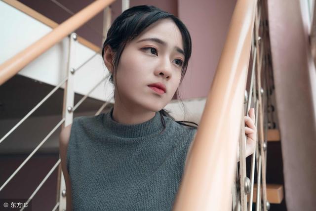 小说里的霸总跟女主亲吻,小说中的霸总和小说女主