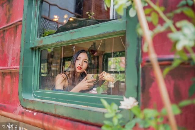 小说：她只会对着别人这样，对他，她一直都是一种紧绷而讨好