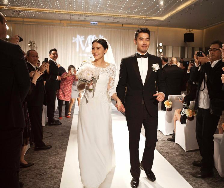 40岁大婚选四千元婚纱的她身价早已过亿