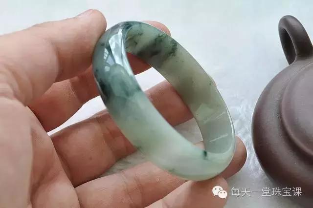 为什么有的玉戴一段时间后变颜色 (玉戴时间长裂纹会没有吗)